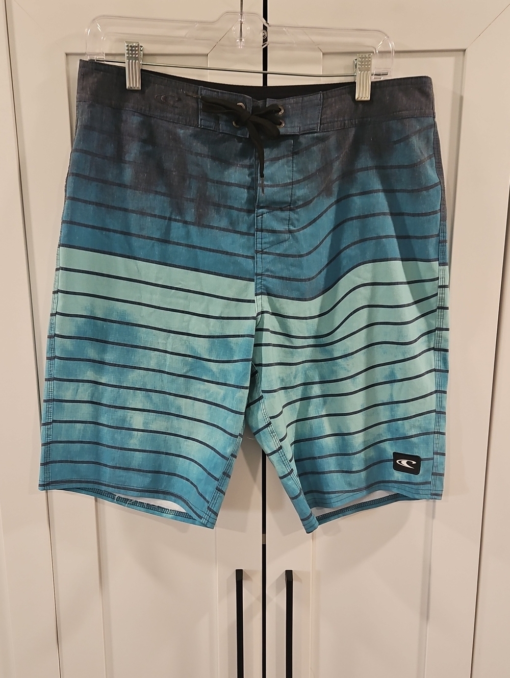 O'Neill Men's Blue Gradient Stripe Boardshorts. Size 32. Excellent Condition